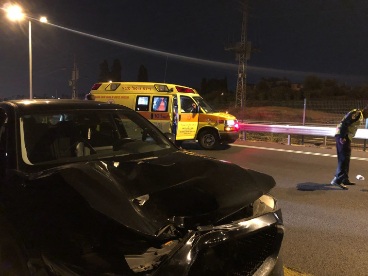 תאונת דרכים בכביש 4 . צילום: דוברות מד"א
