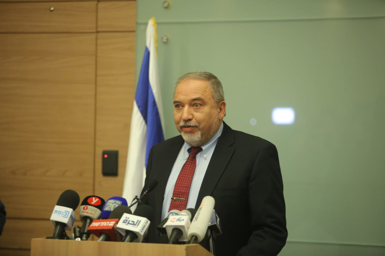 ליברמן בנאום ההתפטרות. הממלכתיות היטיבה איתו. צילום: מרק ישראל סלם 