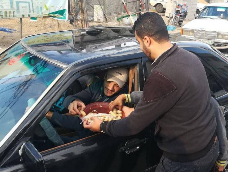 מחלקים סוכריות ברצועת עזה. &quot;אין לאזרחים סיבה לחגוג&quot;. צילום: רשתות ערביות