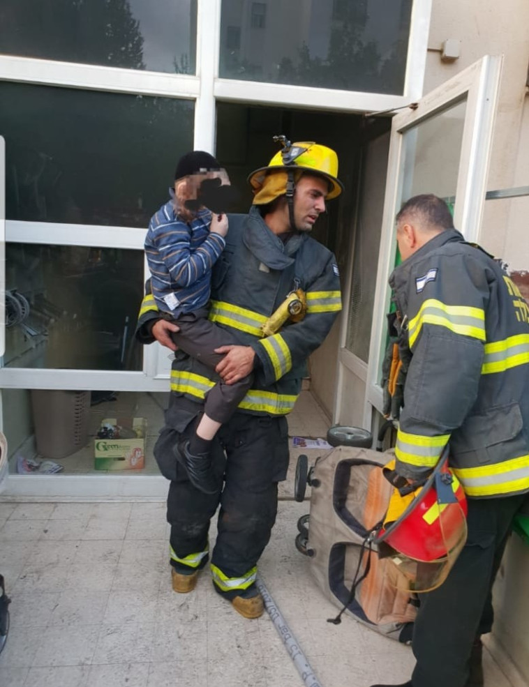 צוותי הכיבוי מחלצים את הנפגעים מהבית. צילום: כבאות והצלה ירושלים