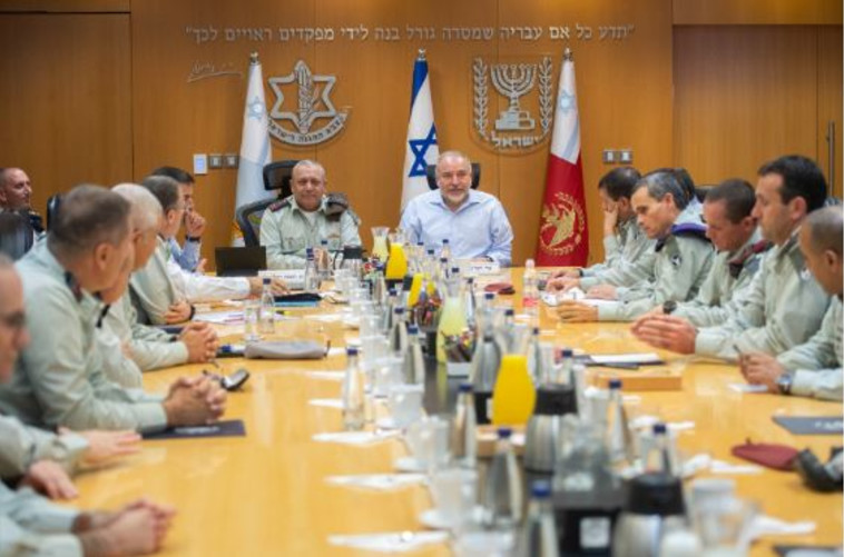 ללא דמעות. ליברמן נפרד מהמטכ"ל. צילום: דו"צ