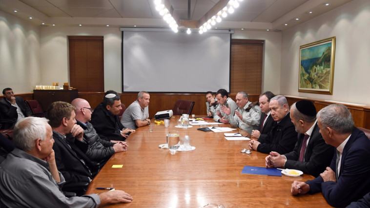  בנימין נתניהו עם ראשי רשויות בעוטף עזה. צילום: חיים צח, לע&quot;מ