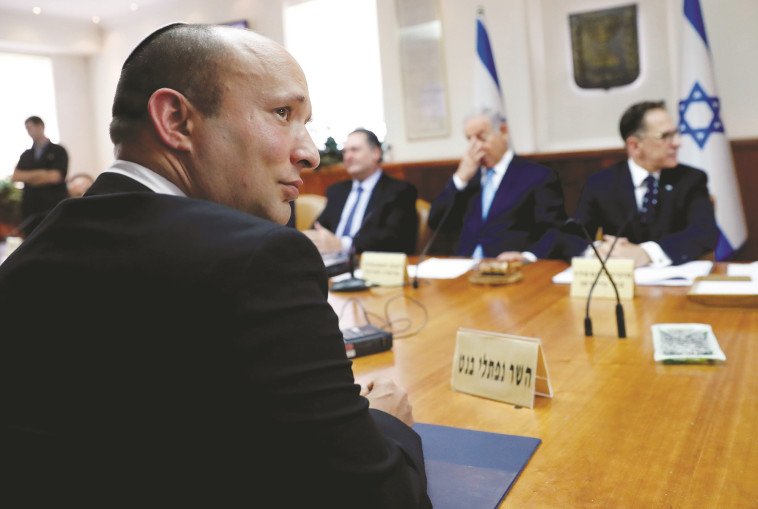  נפתלי בנט בישיבת ממשלה. קרדיט: רויטרס   