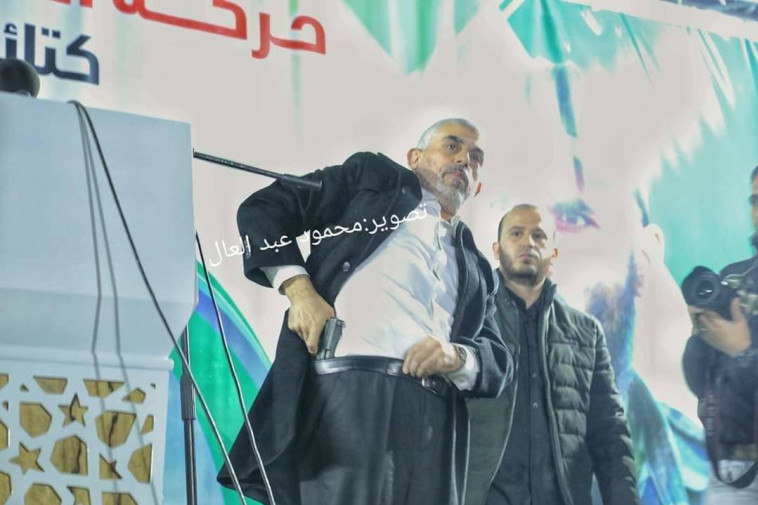 סנוואר מציג את הנשק. צילום: מחמוד עבד אל-עאל