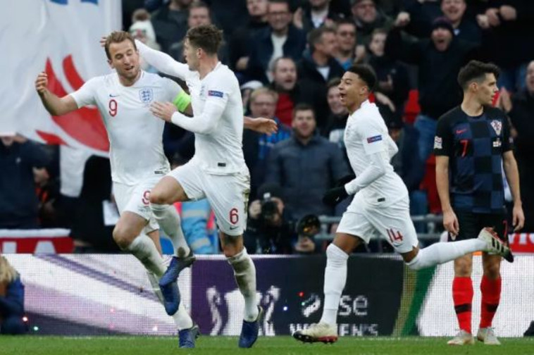 שחקני נבחרת אנגליה חוגגים