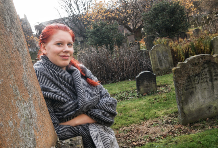 זכתה להמון מבטים מוזרים. אנה אוטורבק בבית הקברות