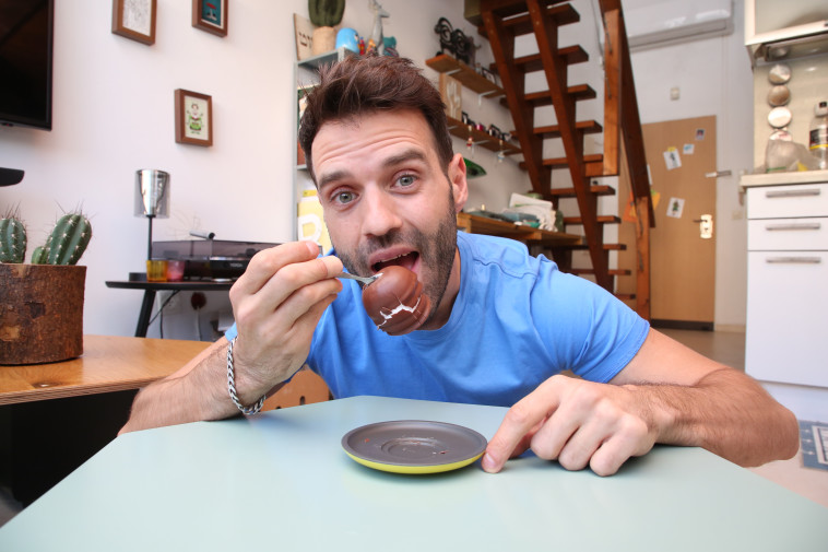 מי אוכל היום קרמבו עם כפית? נעם חורב. צילום: אלוני מור