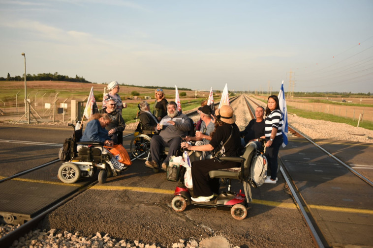 חוסמים מסילת רכבת. צילום: קובי ריכטר, TPS