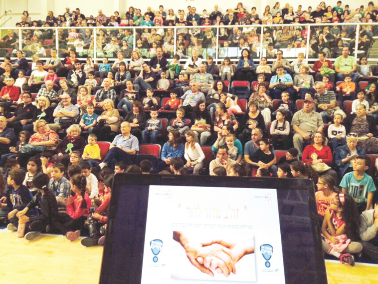 &quot;מפגש מרגש&quot;.  &quot;זה&quot;ב מדור לדור&quot;. צילום: יח&quot;צ