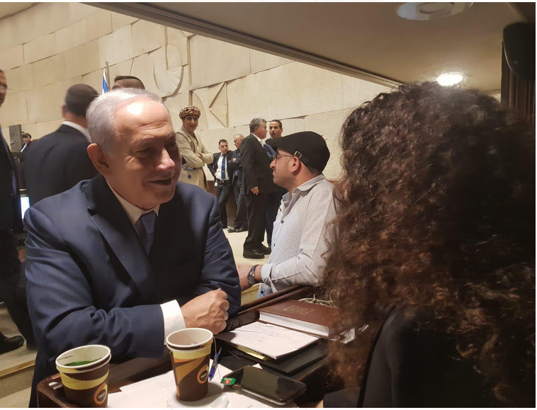 ראש הממשלה מתעניין בשלומה של השכל במהלך הדיונים במליאה