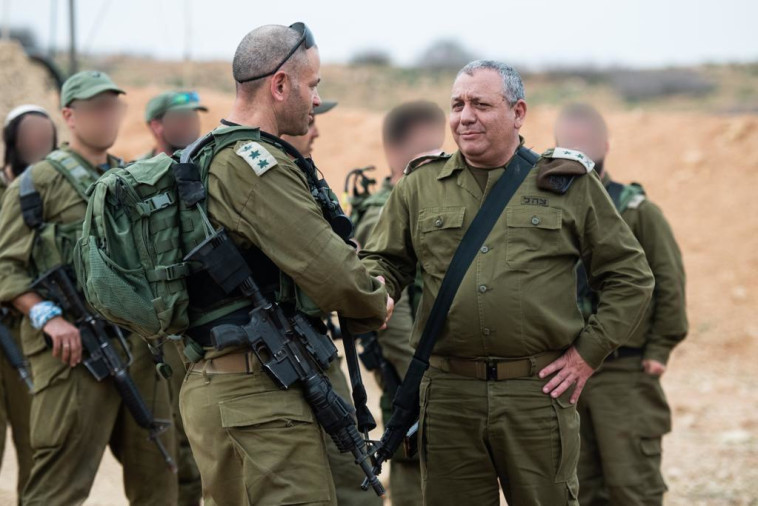 הרמטכ&quot;ל גדי איזנקוט עם אלוף משנה קובי הלר במהלך התרגיל. צילום: דובר צה&quot;ל