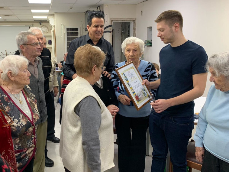 יאיר נתניהו עם שמעון סבג וחברי עמותת יד עזר לחבר