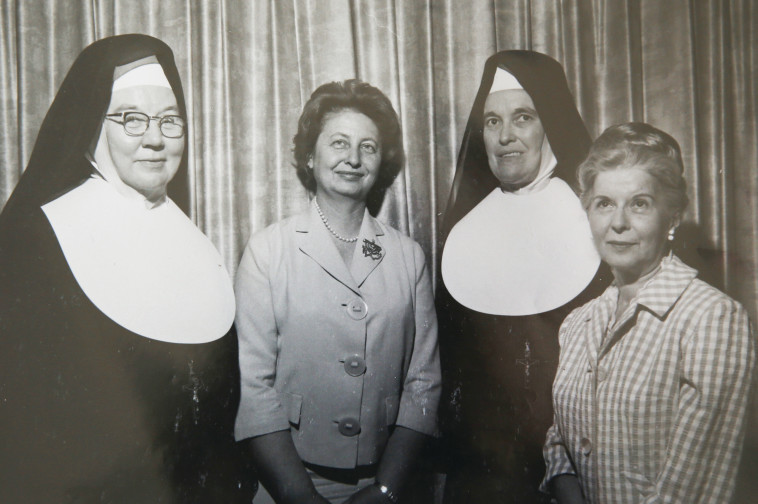 תמר אשל עם נזירות מכנסיית הדור מיציון בירושלים, בתחילת שנות ה־ 70. צלם רפרודוקציה: מירי צחי 