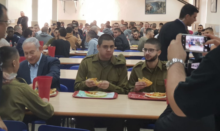 בנימין נתניהו ומתגייסים בחדר האוכל בבקו&quot;ם. צילום: טל לב רם