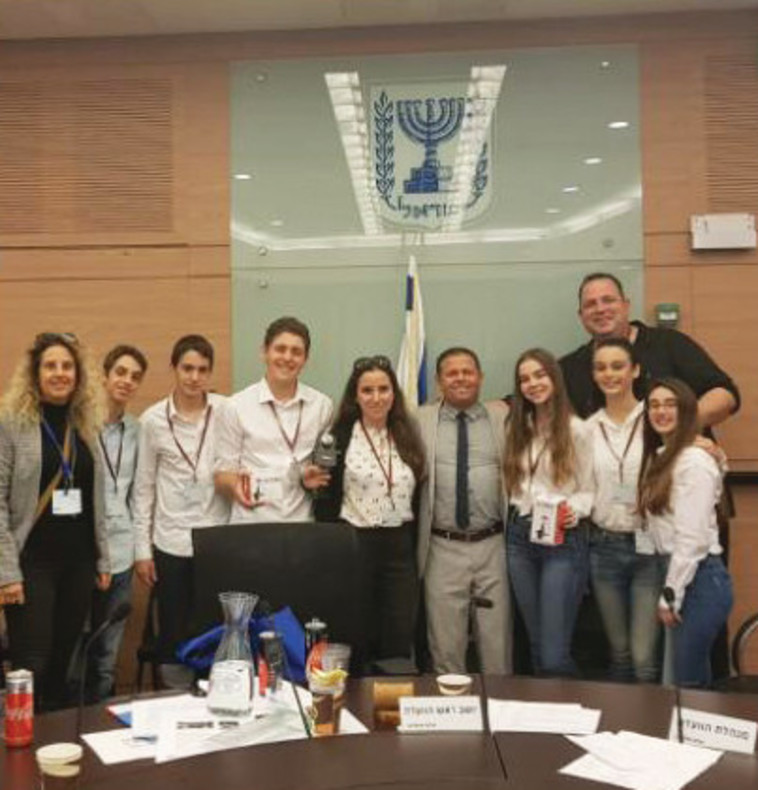 תיכוניסטים שפיתחו פטנט למניעת שימוש בסלולרי ברכב בוועדת הכלכלה. צילום: צחי סמיה