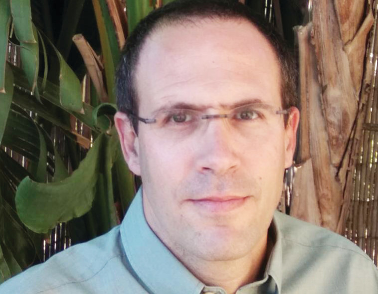 &quot;כמו שנרקומן יודע שהסם יהרוג אותו&quot;. פרופ' גיל לוריא, צילום פרטי