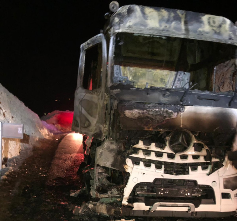 משאית האשלג שעלתה באש בכביש 31. צילום: כיבוי אש נגב