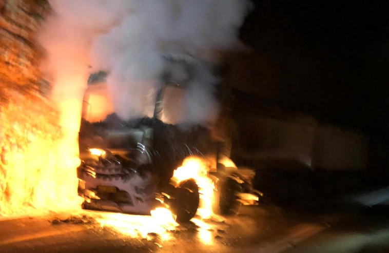 משאית האשלג שעלתה באש בכביש 31. צילום: כיבוי אש נגב