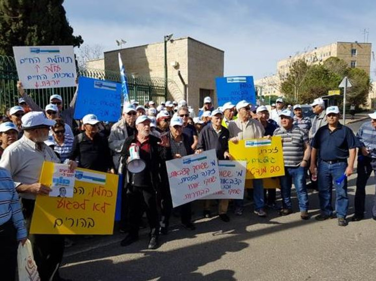 הפגנת הקשישים מול הכנסת. צילום: צביקה רז