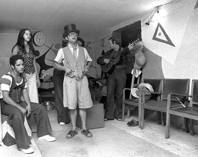 בצלאל אלוני (במרכז) ועפרה חזה (שנייה משמאל)