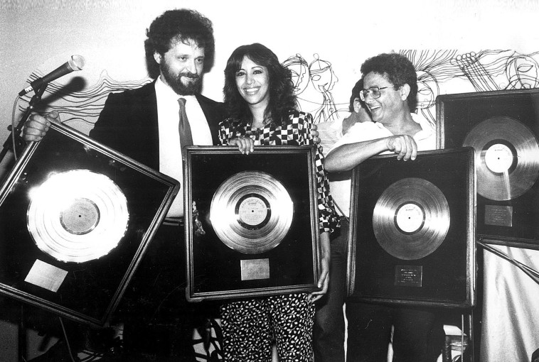 עפרה חזה ובצלאל אלוני מקבלים אלבום זהב ממנכ''ל הד ארצי לשעבר, אצ'י שטרו  (צילום: עדי אבישי)