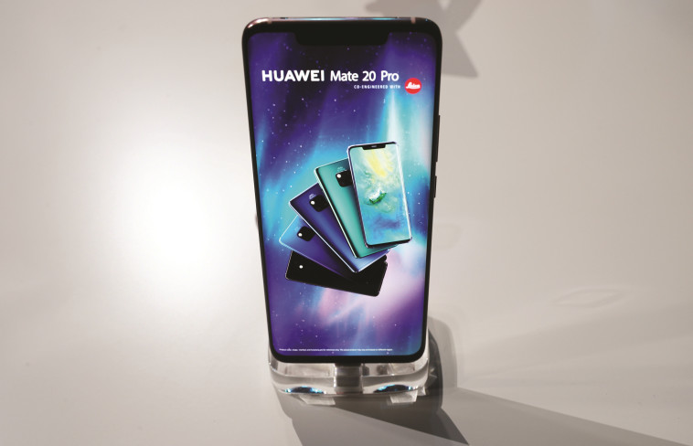 מכשיר ה־pro Mate 20. &quot;מספקים עוצמה לבינה המלאכותית&quot;. צילום: רויטרס