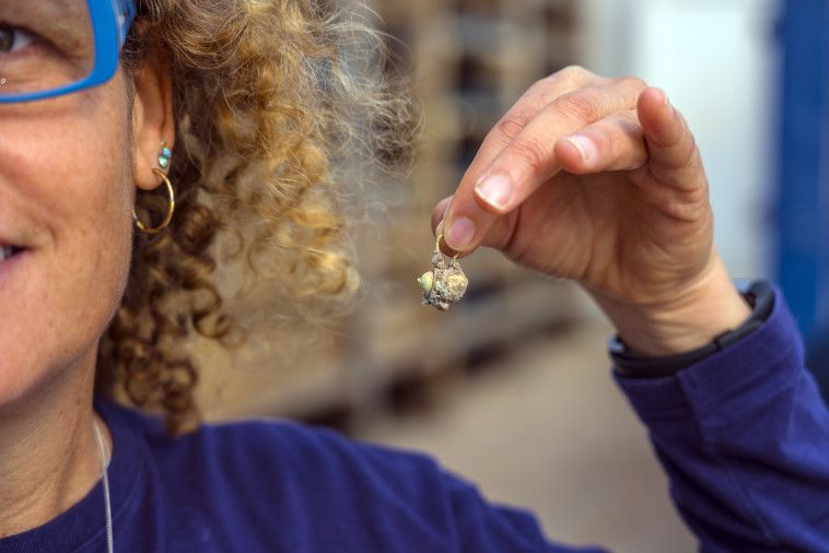 העגיל שנמצא בקיסריה. צילום: יניב ברמן, באדיבות החברה לפיתוח קיסריה