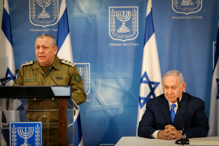 נתניהו ואיזנקוט. ראש הממשלה פמפם פאניקה, הרמטכ&quot;ל לשעבר מנע את ההידרדרות שבה נפנף. צילום: נועם רבקין פנטון, פלאש 90