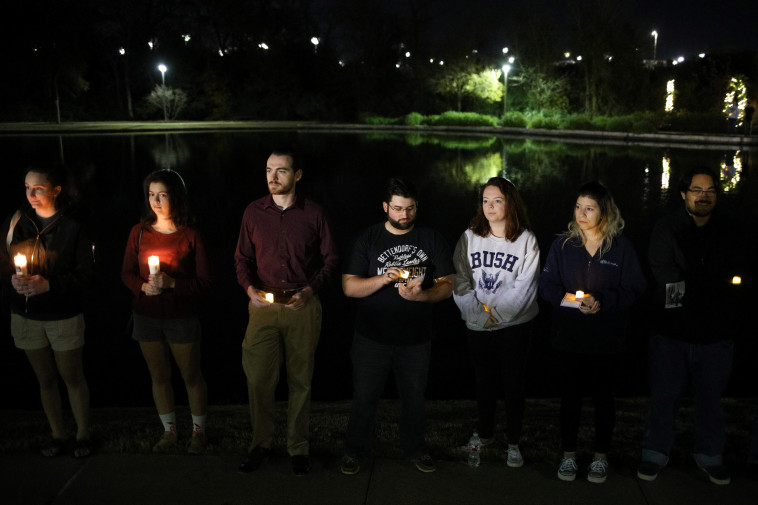 מדליקים נר לזכרו של בוש מחוץ לספרייה הנשיאותית. צילום: רויטרס