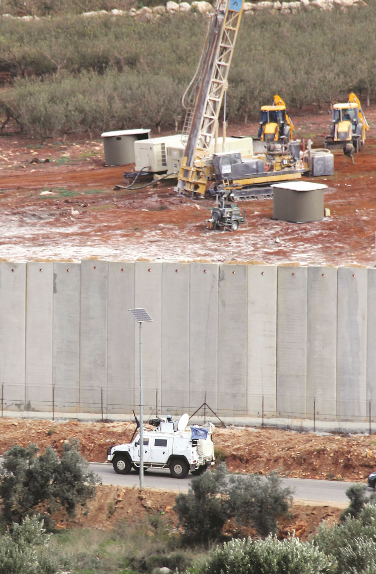 הכלים ההנדסיים של צה&quot;ל בגבול הצפון. צילום: AFP
