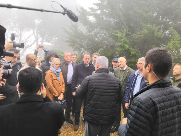 ראש הממשלה נתניהו מתדרך דיפלומטים זרים בצפון. לא הראשון שניסה לגזור הון פוליטי ממבצע צבאי. צילום: יניר קוזין