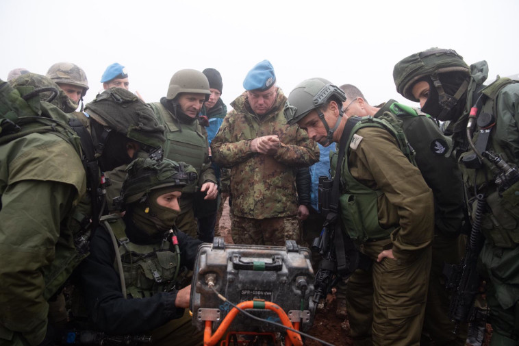 הפגישה בין כוח צה&quot;ל ליוניפ&quot;יל. צילום: דובר צה&quot;ל