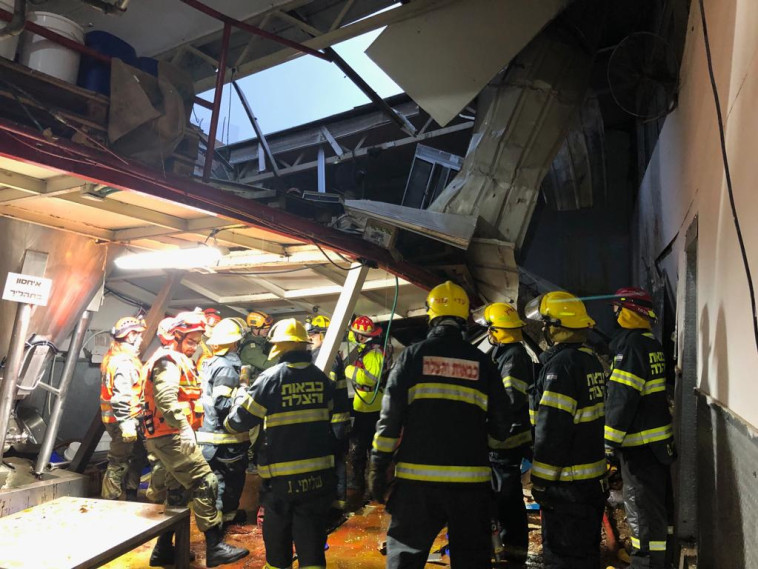 פועל נלכד בעטרות. צילום:דוברות כבאות והצלה