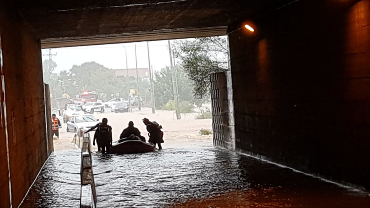 פעולות חילוץ בכפר חב&quot;ד. צילום: דוברות הכבאות