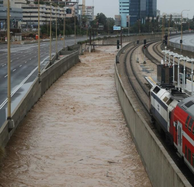 הצפות באיילון. צילום: אבשלום ששוני