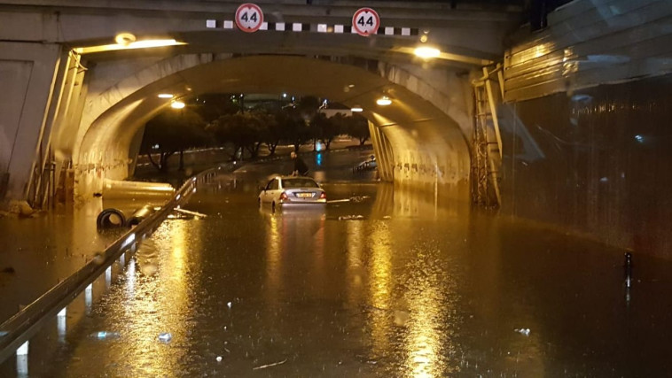 רכב שנתקע ברמת גן. צילום: דוברות כב&quot;ה מחוז דן