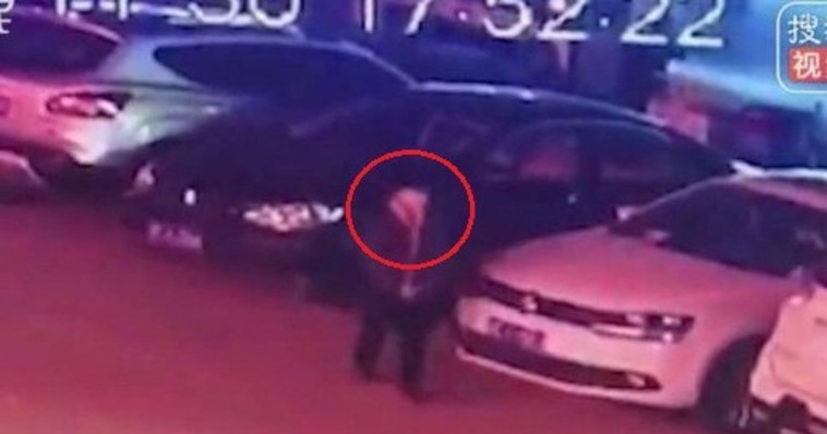 הואנג עובר לרכב אחר. צילום ממצלמות האבטחה