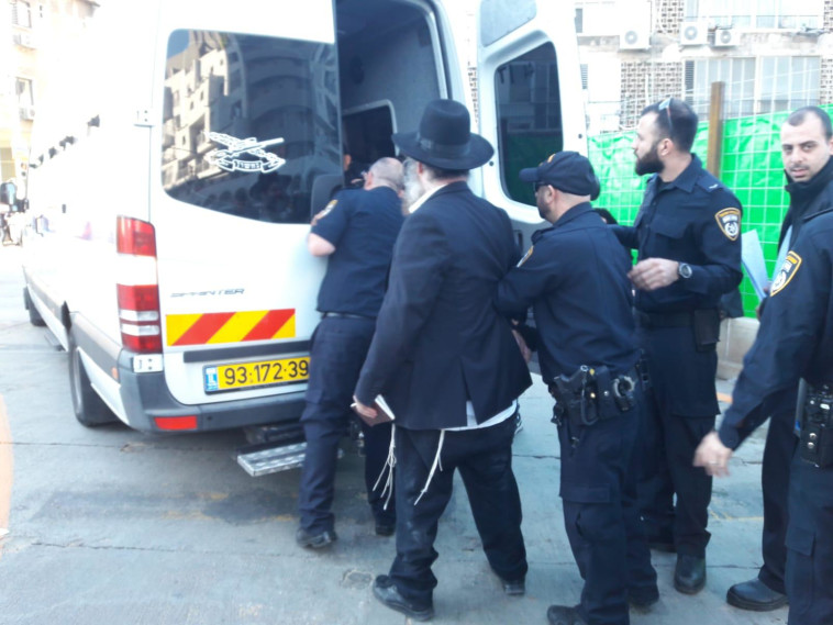 מעצר אחד המפגינים בבני ברק. צילום: דוברות המשטרה