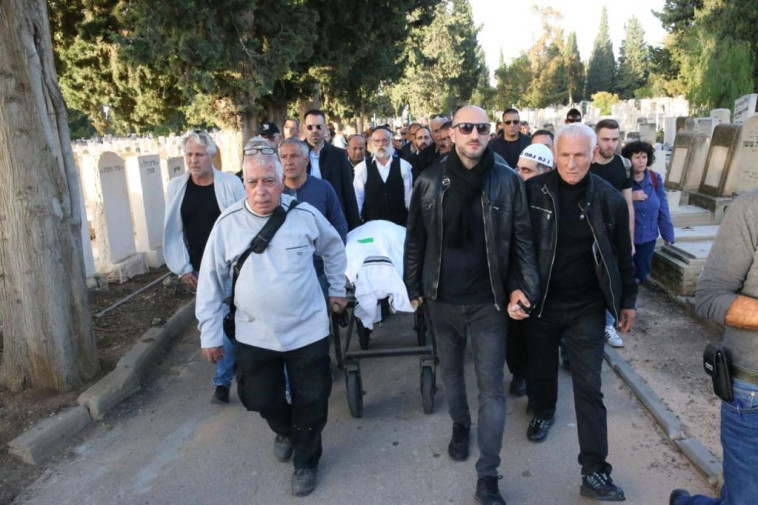 מלווים את בשן בדרכו האחרונה. צילום: אבשלום ששוני