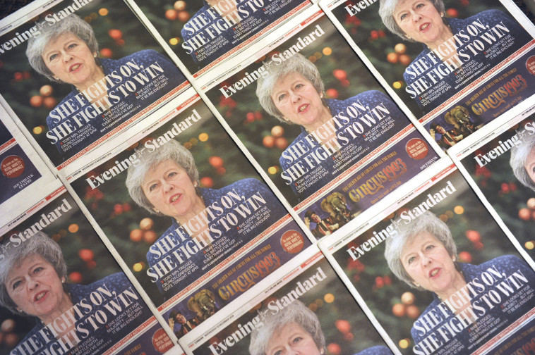 מיי בשער עיתון בבריטניה. צילום: AFP