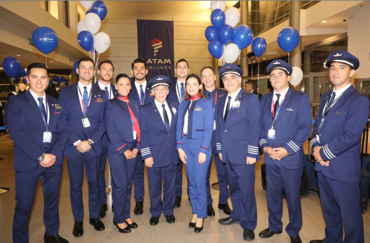 צוות של חברת התעופה לאטאם. צילום: סיוון פרג'