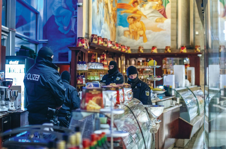 פשיטה על גלידרייה בעיר הגרמנית דיסבורג. צילום:AFP