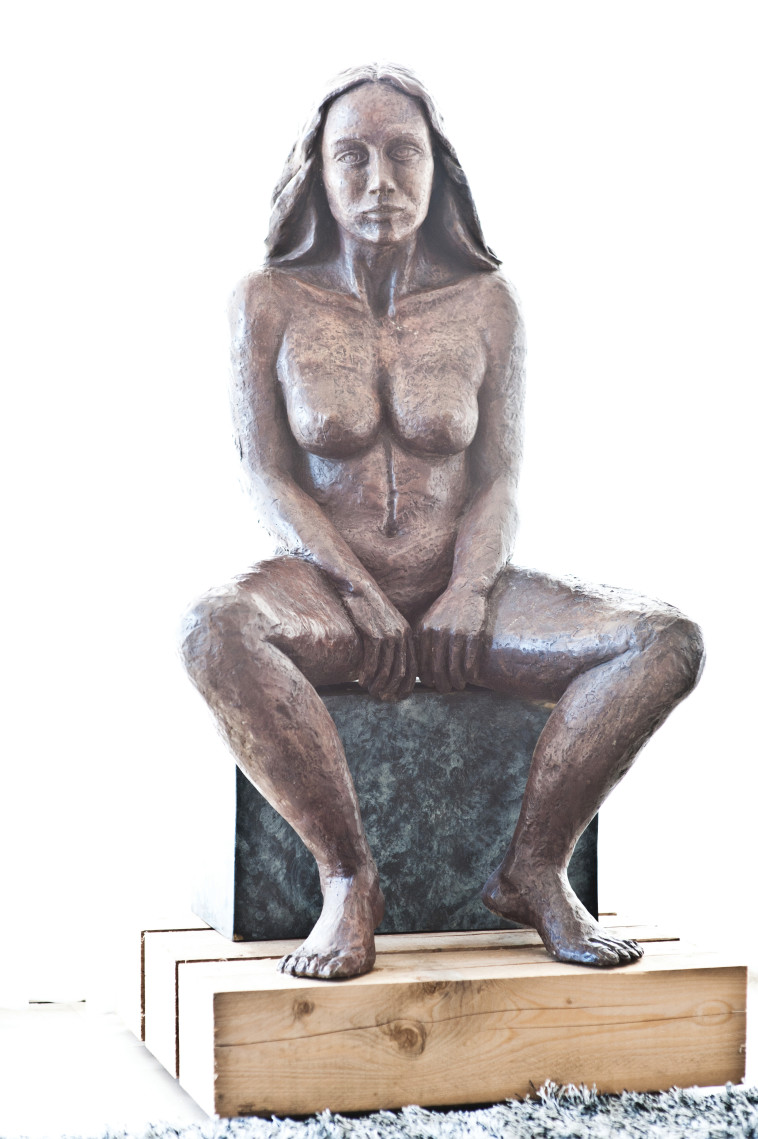 פסל של אסתי קסטרו. צלם : פיני סילוק