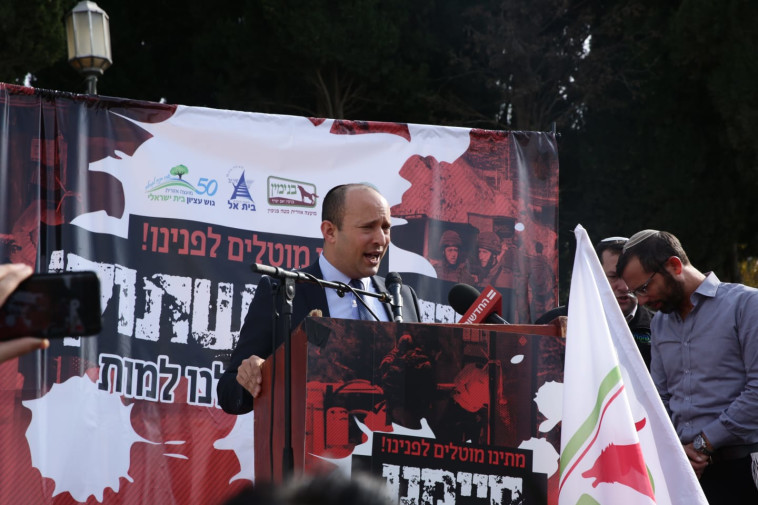 בנט בהפגנה נגד הממשלה, &quot;אבסורד&quot;. צילום: אסתי דזיובוב TPS