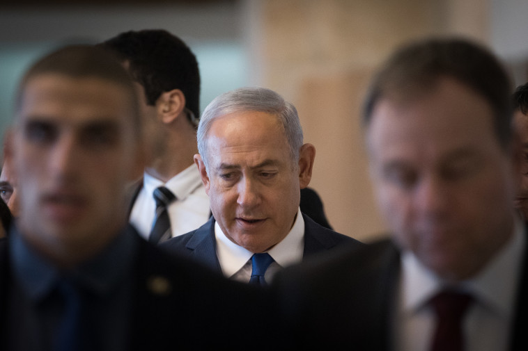 &quot;אם אתה רוצה תטיל וטו - אנחנו מצביעים על הצעת החוק היום&quot;. בנט לנתניהו. צילום: יונתן זינדל, פלאש 90