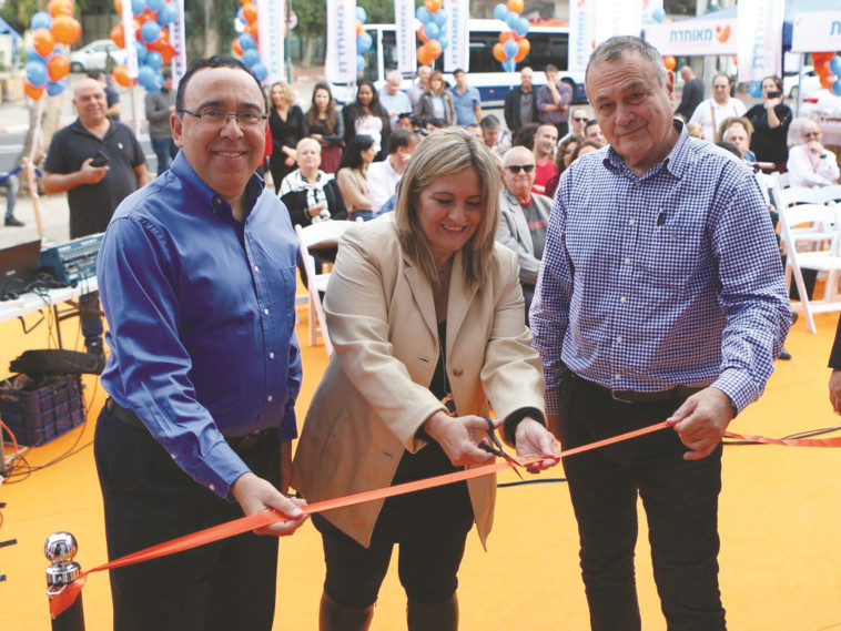 פתיחת המרפאה. צילום: רותם להב