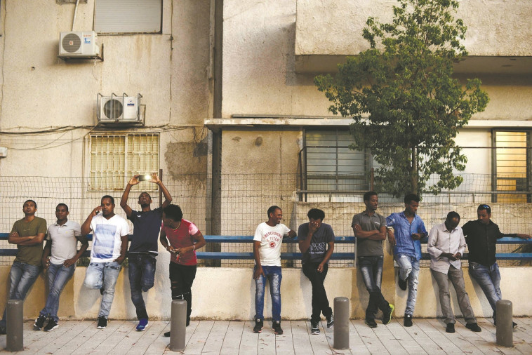 שוהים זרים בדרום תל אביב (צילום: תומר נויברג, פלאש 90)