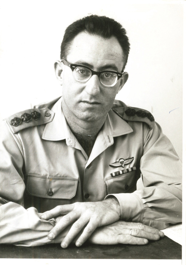 בכי בשחרור הכותל. פלד על מדים. צילום: דובר צה&quot;ל