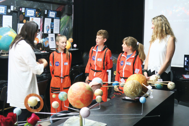 רונה רמון עם חניכי מועדון הטייסת. קרדיט: באדיבות מועדון הטייסת