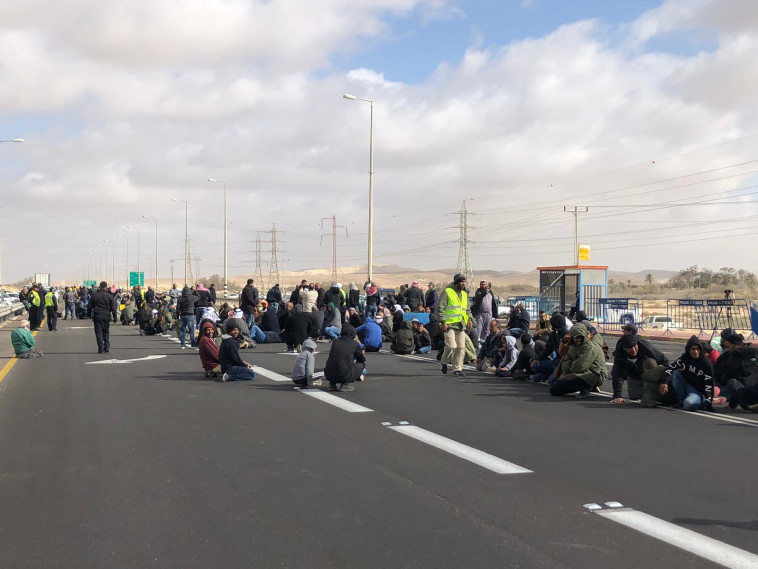 הבדואים חוסמים את כביש 40. צילום: יאסר עוקבי